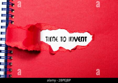 Le mot de temps pour inventer apparaître derrière papier déchiré Banque D'Images