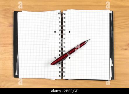 Ordinateur portable ouvert avec des pages vides et un stylo sur le dessus Banque D'Images