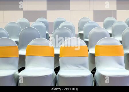 Une rangée de chaises dans la salle de réunion pour un séminaire d'affaires Banque D'Images