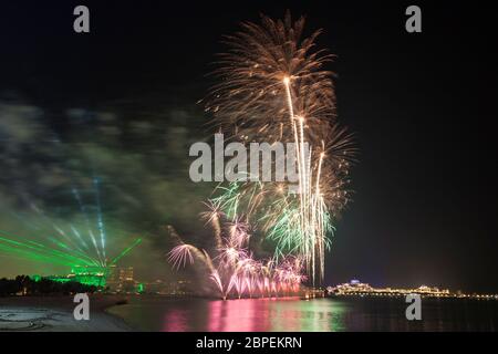 Feu d'artifice de la 45e fête nationale des Émirats arabes Unis à Abu Dhabi. Emirats Arabes Unis, Moyen-Orient Banque D'Images