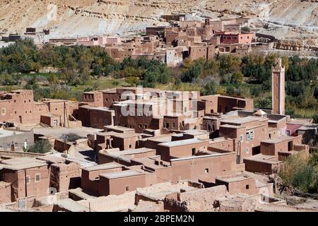 Village traditionnel avec des maisons en boue et pierre de carrière dans les montagnes de l'Atlas, Maroc Banque D'Images