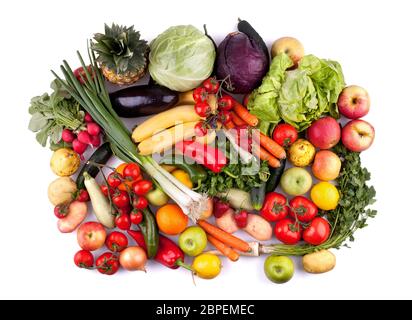 Vue de dessus de fruits et légumes frais isolé sur fond blanc. Banque D'Images