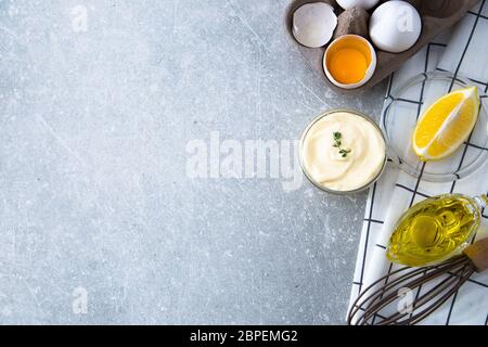 Sauce blanche maison Mayonnaise et oeufs ingrédients citron, huile d'olive sur fond de pierre. Copy space Banque D'Images