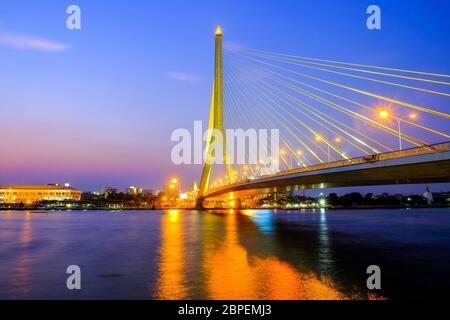 Rama VIII Bridge avec beau ciel au crépuscule sur la rivière Chao Phraya, Bangkok, Thaïlande Banque D'Images