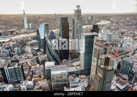 Ville de London Financial District avec le Shard en arrière-plan Banque D'Images