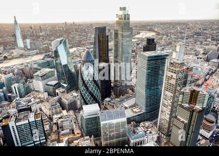 Ville de London Financial District avec le Shard en arrière-plan Banque D'Images
