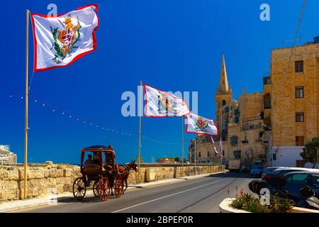 Décoration de fête rue avec drapeaux de tous les grands maîtres de l'Ordre militaire souverain de Malte dans la vieille ville de La Valette, Malte Banque D'Images