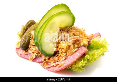 Des spécialités danoises et des plats nationaux, de haute qualité, de salami sandwich ouvert avec l'oignon frit croustillant au concombre et rémoulade, isolé sur blanc backgroun Banque D'Images