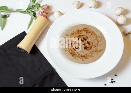 Soupe à la crème aux champignons, crème et champignons porcini. Plat de champignons sauvages sur fond créatif Banque D'Images