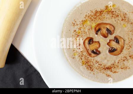 Soupe à la crème aux champignons, crème et champignons porcini. Plat de champignons sauvages sur fond créatif Banque D'Images