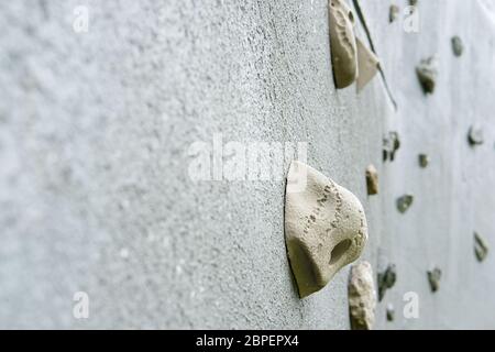 Mur d'escalade extérieur, mur artificiel avec poignées pour les mains et les pieds. Banque D'Images