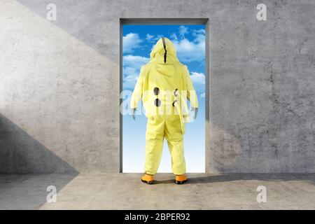 homme en costume de protection chimique jaune regarde dans l'ouverture dans le mur avec le ciel. rendu 3d Banque D'Images
