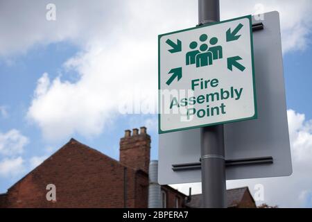 Signe de l'information montrant point de rassemblement incendie sur la rue. Banque D'Images