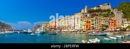 Panorama du port pittoresque et coloré de Porto Venere avec l'église San Lorenzo, le château de Doria et l'église gothique de Saint-Pierre, la Riviera italienne, Liguri Banque D'Images