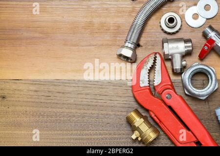 Soupape thermostatique et outils plombier sur fond de bois Banque D'Images