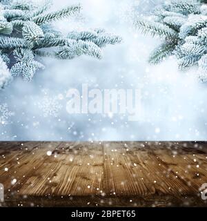 Branches couvertes rime et une table en bois rustique vide avec cristaux de neige pour un hiver déco Banque D'Images