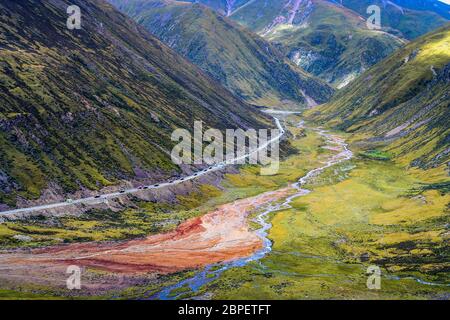 Route de montagne poussiéreux de l'Est du Tibet à la province du Yunnan en Chine Banque D'Images