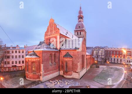 Cathédrale de Riga ou la Cathédrale de Sainte Marie à la place de la cathédrale au cours de soir heure bleue, Doma laukums, Riga, Lettonie. Vue panoramique aérienne Banque D'Images