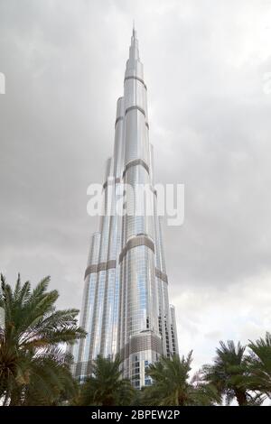 DUBAÏ, ÉMIRATS ARABES UNIS - 21 NOVEMBRE 2019 : gratte-ciel Burj Khalifa et ciel gris nuageux à Dubaï, Émirats arabes Unis Banque D'Images