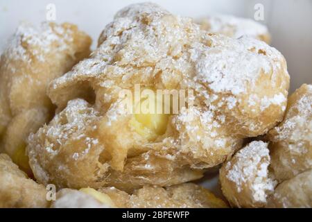 Choux à la crème flan italien avec remplissage ou st. joseph pâtisseries Banque D'Images