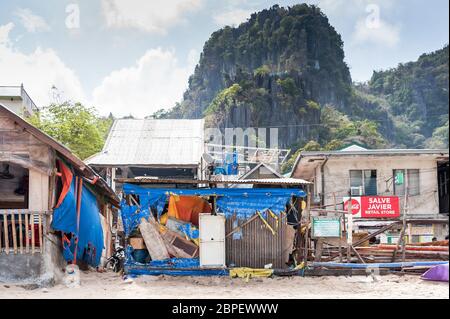 Une cabane à la baisse sur le front de mer de la vieille ville d'El Nido, Palawan, Philippines. Banque D'Images