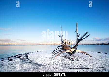 Reykjavik, Islande. - 17 janvier 2020 : le Sun Voyager, une sculpture moderne de Jon Gunnar Arnason, d'un navire viking. Reykjavik, Islande. Banque D'Images