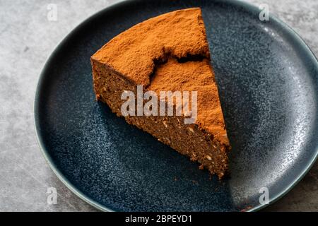 Gateau Au Chocolat Cru Avec Cajou Et Aromatise Aux Fruits De La Date Pour Le Regime Paleo Dessert Biologique Sain Sans Sucre Ni Gluten Dans Une Assiette Noire Photo Stock Alamy