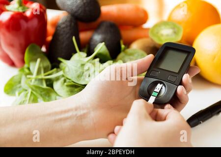 Contrôler le diabète, le régime alimentaire et nutritionnelle de l'alimentation Alimentation saine propre concept avec des fruits et des légumes et d'une trousse d'outils de mesure Banque D'Images