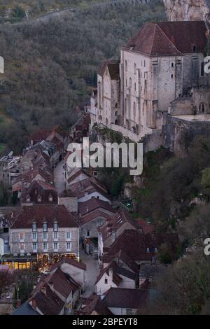 Rocamadour, Lot/France ; 22 mars 2016. Dominant le canyon de l'Alzou, la cité médiévale de Rocamadour est un miracle d'équilibre. Banque D'Images