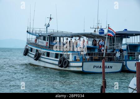 Ko Pha-ngan / Thaïlande - février 2020: Île tropicale jetée avec touristes et bateau. Touristes attendant de monter à bord du ferry Haad Rin Queen à Haad Rin Banque D'Images