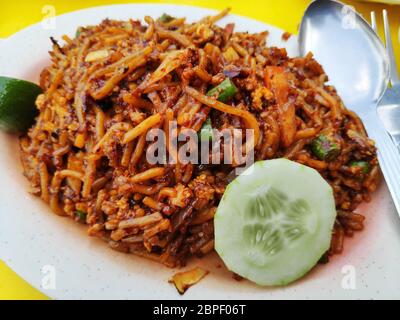 Cuisine malaisienne, nouilles frites, également connue sous le nom de Mee Goreng Mamak Banque D'Images