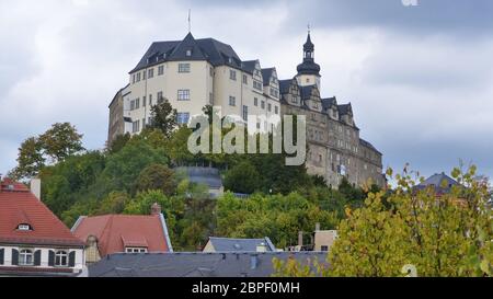 Blick auf das Obere Schloss in Greiz in Thüringen, Wahrzeichen im Thüringischen Vogtland, bewölkter Himmel vues sur le Château supérieur de Greiz in Thur Banque D'Images