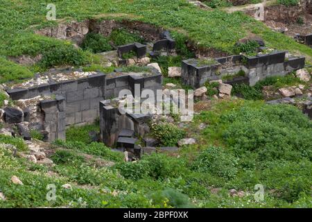 Ruines de la structure de basalte dans l'ancienne Gadara ou Gedaris également connu sous le nom d'Umm Qais ou Qays dans le nord-ouest de la Jordanie Banque D'Images