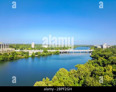 Vue aérienne Lac Lady Bird et fleuve Colorado près du centre-ville d'Austin, Texas, États-Unis. Survol de la promenade d'Austin, randonnée et piste cyclable Ann et Roy Butler, Inte Banque D'Images