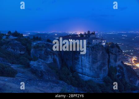 Vue panoramique, paysage nocturne d'Agios Stefanos Monastère St Stefan Monastère Meteora sur la falaise, Grèce Banque D'Images