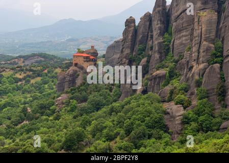 Magnifique paysage de source.monastères Meteora Monastère Saint de Saint-Nicolas Anapuses sur le sommet de la roche près de Kalambaka, Grèce Banque D'Images