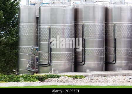 Usine de vin moderne avec de grands réservoirs pour la fermentation. Banque D'Images