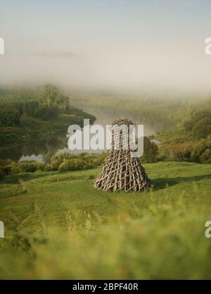 Russie, Nikola-Lenivets - 13 août 2019. Sculpture en bois «Phare» dans le Parc d'Art Nikola Lenivets à la lumière du matin. Région de Kaluga, Russie. Banque D'Images