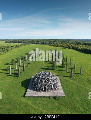 Russie; Nikola-Lenivets - 13 août 2019. Sculpture «Universal Mind» dans le Parc d'Art Nikola Lenivets. Région de Kaluga; Russie. Vue aérienne. Banque D'Images