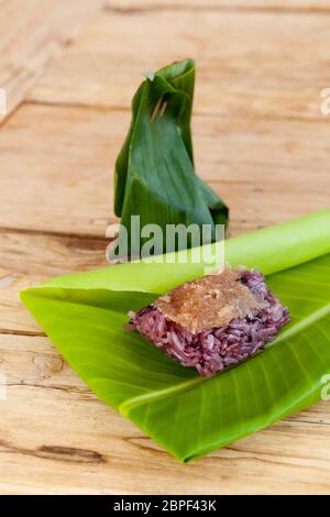 Khao Tom boue - Dessert Thaï. Le riz gluant sucré dans des feuilles de banane. Banque D'Images