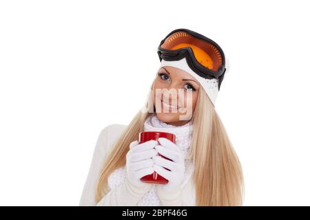 Jeune femme à lunettes de ski et d'hiver des vêtements chauds avec red cup se tient sur un fond blanc. Sports d'hiver. Banque D'Images