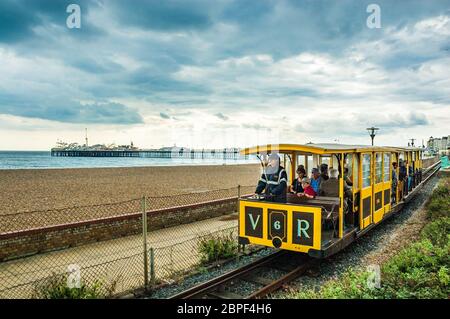 Le plus ancien chemin de fer électrique d'exploitation à Brighton UK avec le Palace Pier derrière. Banque D'Images