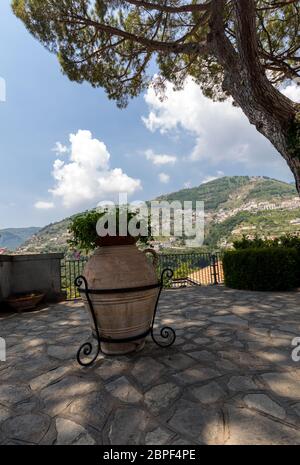 Ravello, Italie - 16 juin 2017 : Ravellio une commune située au-dessus de la côte amalfitaine. L'Italie. Son superbe emplacement en fait une destination touristique des Banque D'Images