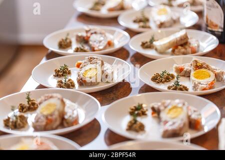 Gelée de lapin et les légumes servis avec beurre épicé de truffe Banque D'Images