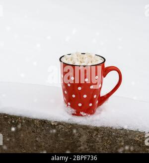 Tasse en céramique rouge avec du chocolat chaud et de guimauve, Close up Banque D'Images