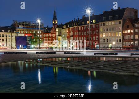 Place de Bertel Thorvaldsen, hôtel de ville de Copenhague et maisons colorées avec miroir réfléchissant dans la piscine de nuit, Copenhague, capitale de Banque D'Images