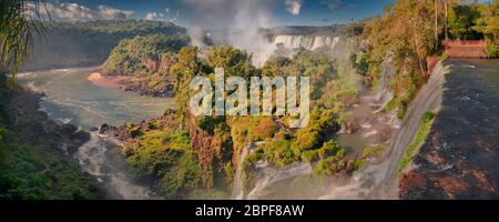 Partie des chutes d'Iguazu vue depuis le parc national argentin de Misiones, Argentine Banque D'Images