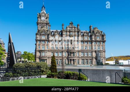 Vue de l'hôtel Balmoral depuis le toit du centre commercial Waverley Mall sur Princes Street à Édimbourg, Écosse, Royaume-Uni Banque D'Images