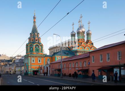 MOSCOU, RUE GREAT POLYANKA 29A, RUSSIE - 22 FÉVRIER 2020: Храм Святителя Григория Неокесарийского in Darbibz. Sanctuaire rouge vif dans le Banque D'Images