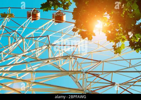 Grande roue sur fond bleu ciel. Jour d'été ensoleillé, gros plan. Banque D'Images